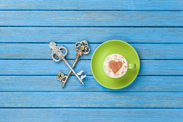 Filiżankę Cappuccino z symbol kształt serca i dwa klucze — Zdjęcie stockowe