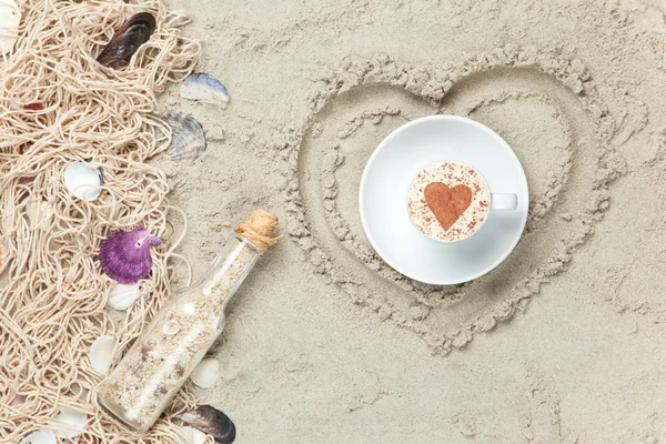 Filet, coquilles avec bouteille et boîte cadeau avec forme de coeur de tasse — Photo