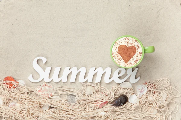 컵, 단어 여름 및 모래에 조개 그물 — 스톡 사진