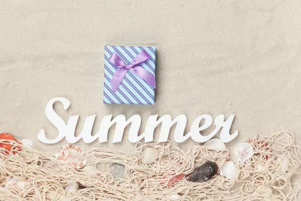 선물 상자와 단어 여름 — 스톡 사진