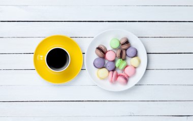 Fincan kahve ve macarons