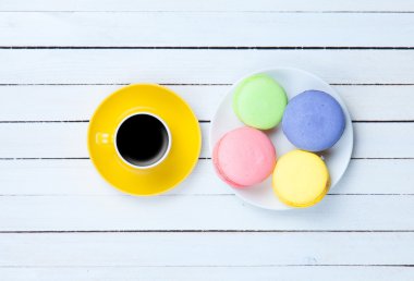 Fincan kahve ve macarons