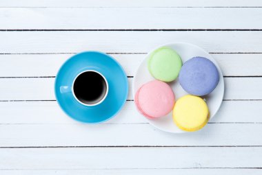 Fincan kahve ve macarons