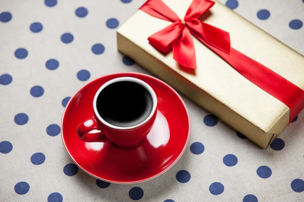 Cup of coffee and gift box — Stock Photo, Image