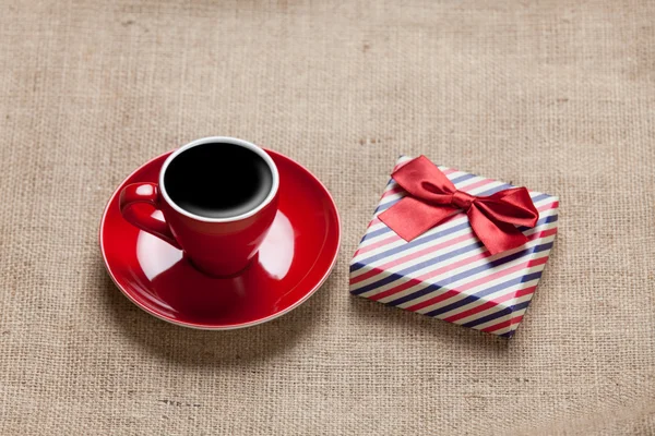 Taza de café y caja de regalo — Foto de Stock