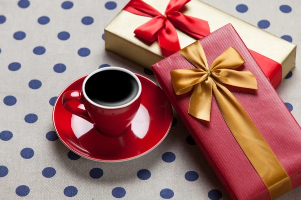 Kopje van koffie en gift box — Stockfoto