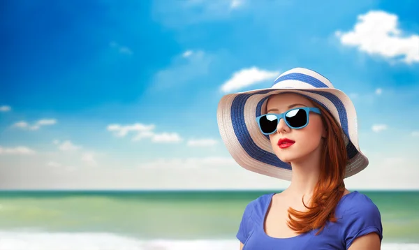 Roodharige meisje met zonnebril en hoed — Stockfoto