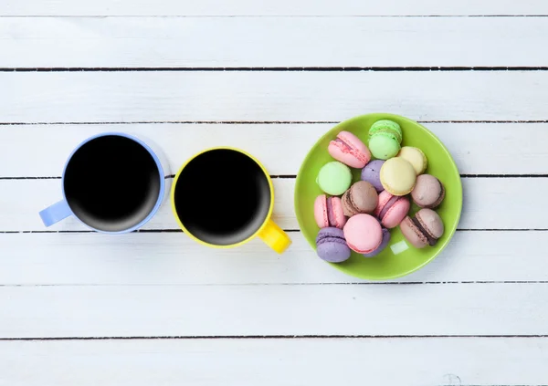 Kopjes koffie en macaron — Stockfoto