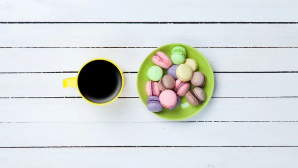 Cup of coffee and macarons — Stock Photo, Image