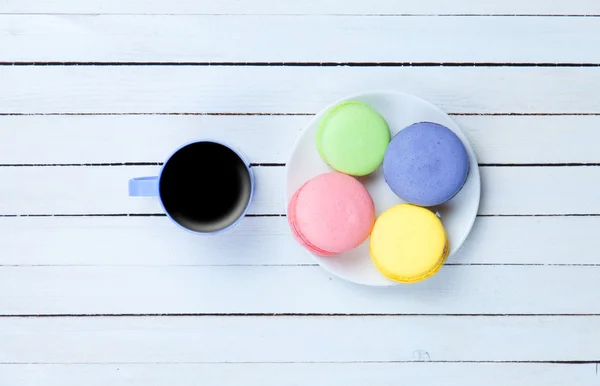 Tasse Kaffee und Macarons — Stockfoto