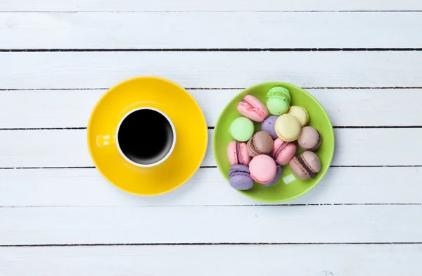 Cup of coffee and macarons — Stock Photo, Image