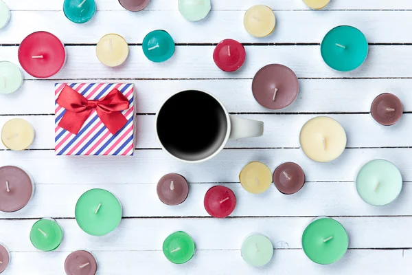 Tazza di caffè con confezione regalo e candele — Foto Stock