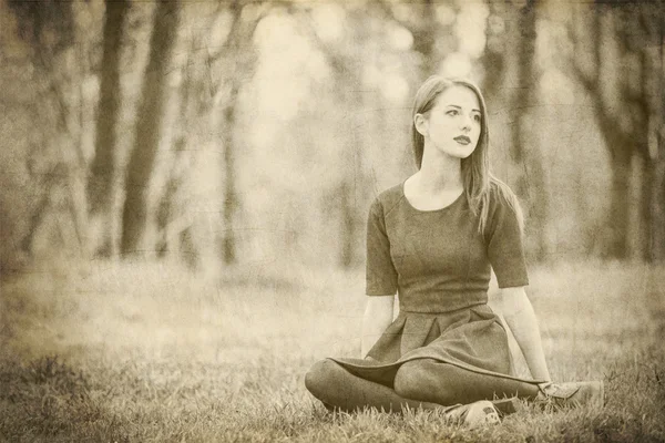 Mooie vrouwen in het park. — Stockfoto