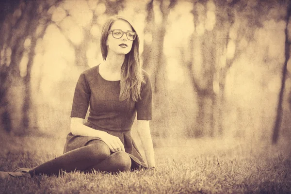 Mooie vrouwen in het park. — Stockfoto