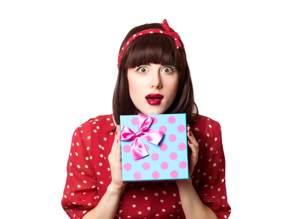 Ragazza in abito rosso con confezione regalo — Foto Stock