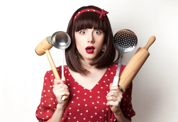 Robe rouge femme au foyer avec rouleau à pâtisserie — Photo