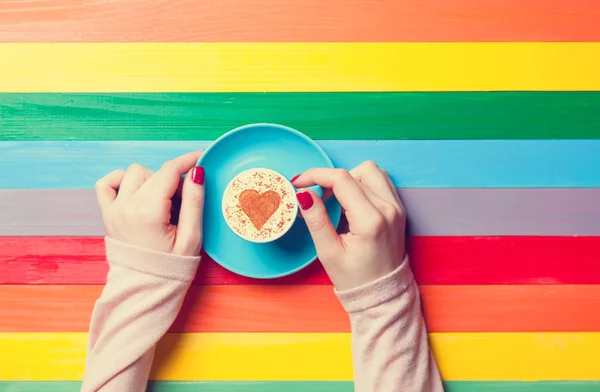 Manos femeninas sosteniendo taza de café —  Fotos de Stock