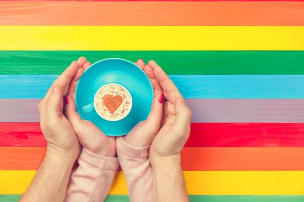 Mujeres y hombres sosteniendo taza de café —  Fotos de Stock