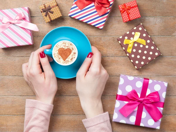 Mani femminili che tengono la tazza di caffè — Foto Stock