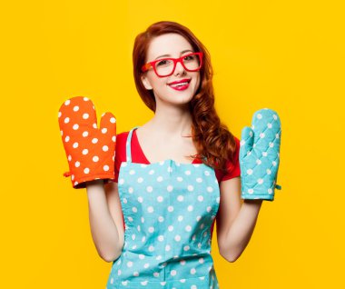 Fırın eldivenleri ile Kızıl saçlı ev kadını