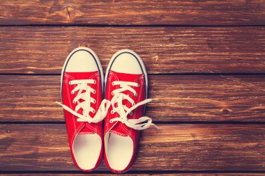 Beyaz ayakkabı bağcığı ile kırmızı lastikbotlar 