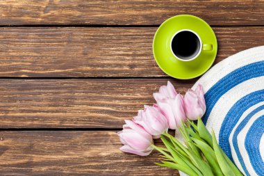 Şapka ve kahve ile Lale