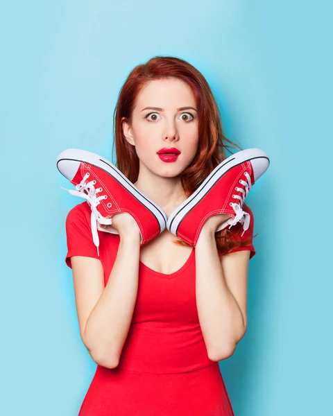 Девушка в красном платье с резиновыми туфлями — стоковое фото