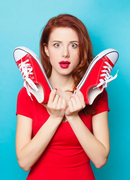 Menina em vestido vermelho com gumshoes — Fotografia de Stock