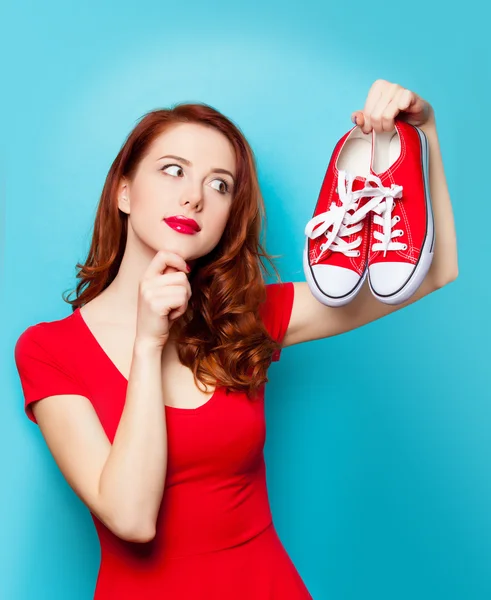 Chica en vestido rojo con gumshoes —  Fotos de Stock