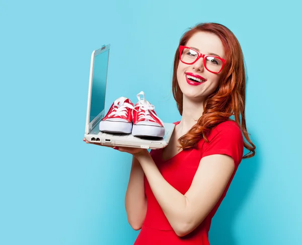 Stílus vöröshajú lány kalocsni és laptop — Stock Fotó