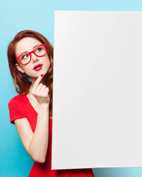 Chica en vestido rojo y gafas con pizarra blanca — Foto de Stock