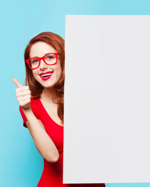 Mädchen in rotem Kleid und Brille mit weißem Brett — Stockfoto