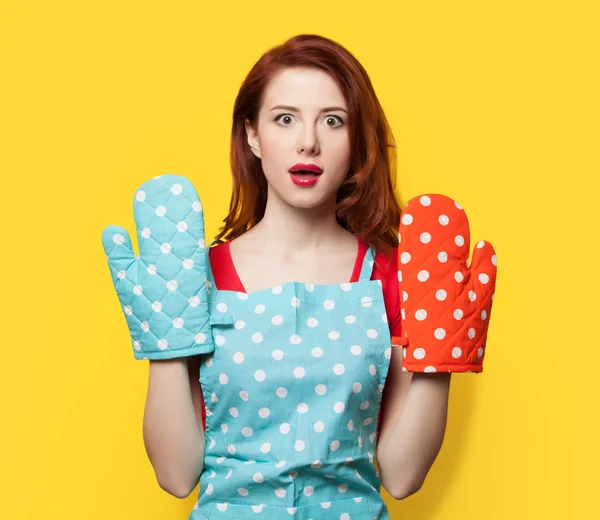 Girl with oven gloves and apron — Stock Photo, Image