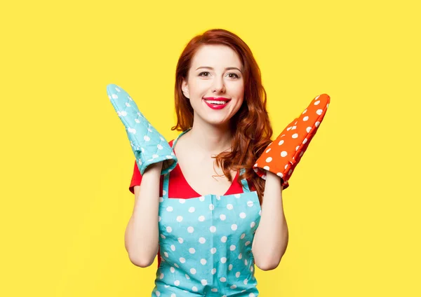 Rousse femme au foyer avec des gants de four — Photo