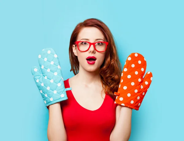 Chica pelirroja sorprendida con guantes de horno —  Fotos de Stock