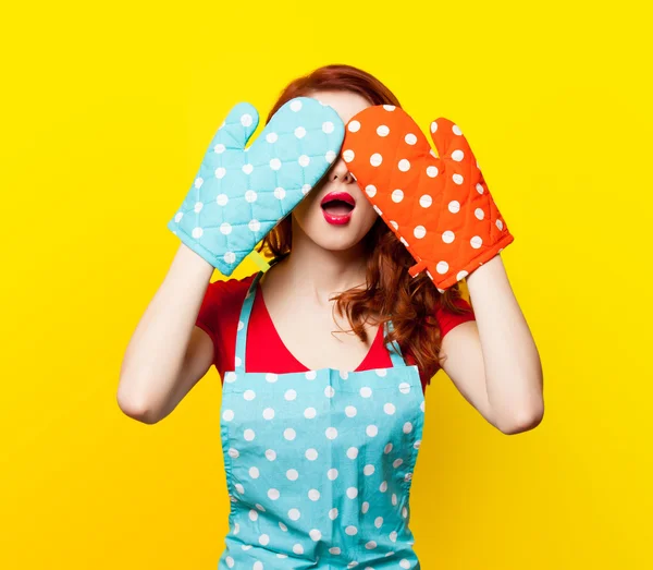 Niña con guantes de horno y delantal —  Fotos de Stock