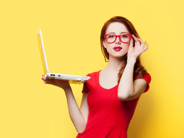 Menina ruiva surpresa com laptop — Fotografia de Stock