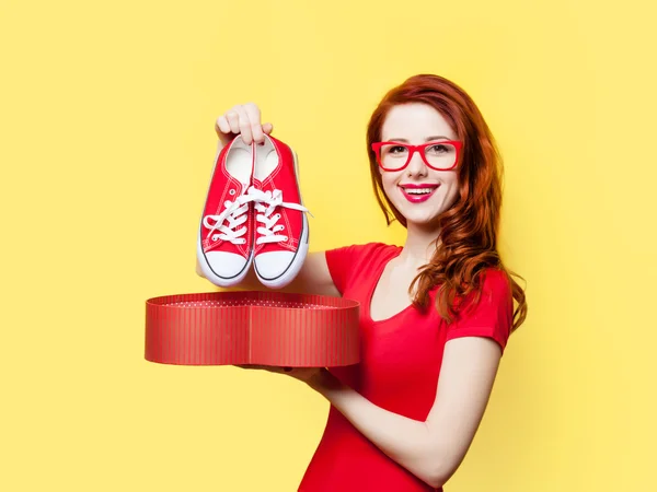 Chica con gumshoes y caja de regalo —  Fotos de Stock