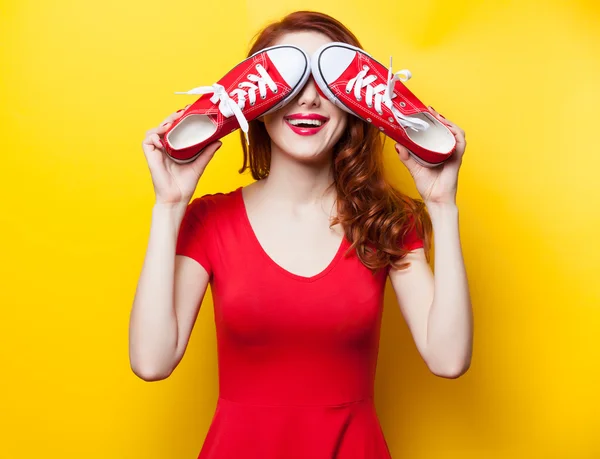 Chica pelirroja sonriente con zapatos de goma — Foto de Stock