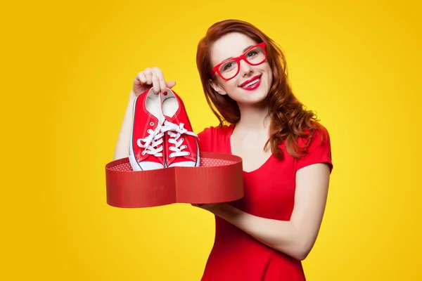 Mädchen mit Gummischuhen und Geschenkbox — Stockfoto