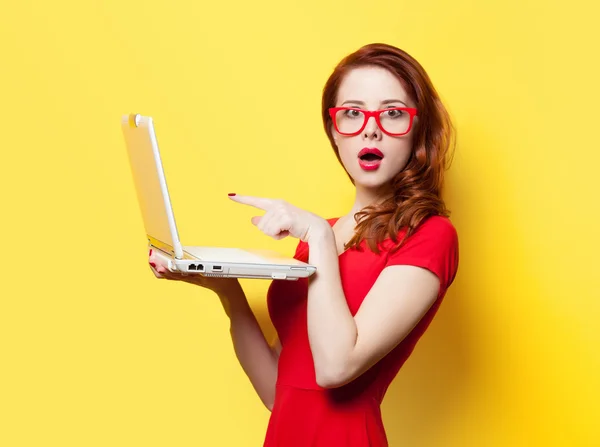 Verrast roodharige meisje met laptop — Stockfoto