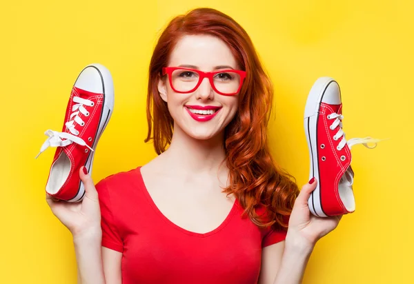 Chica pelirroja sonriente con zapatos de goma —  Fotos de Stock