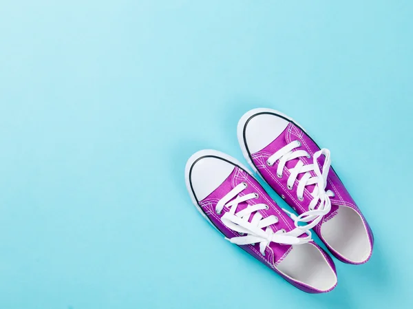 Purple gumshoes with white shoelaces — Stock Photo, Image