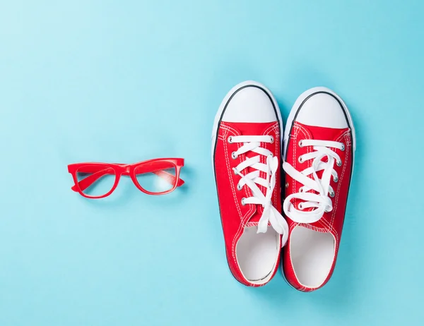 Gumshoes with white shoelaces and glasses — Stock Photo, Image