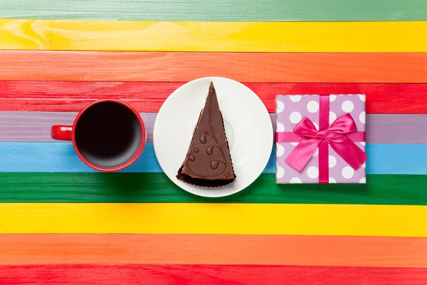 Xícara de café e bolo em um prato — Fotografia de Stock