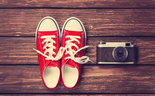 Vintage camera and gumshoes — Stock Photo, Image