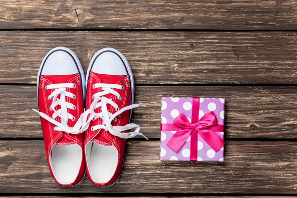 Gumshoes con cordones de zapatos blancos y caja de regalo — Foto de Stock