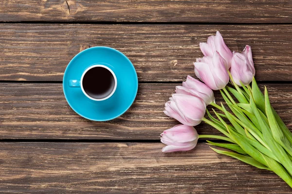 Taza de café y ramo de tulipanes — Foto de Stock