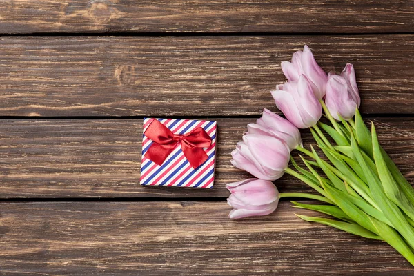 Confezione regalo e bouquet di tulipani — Foto Stock