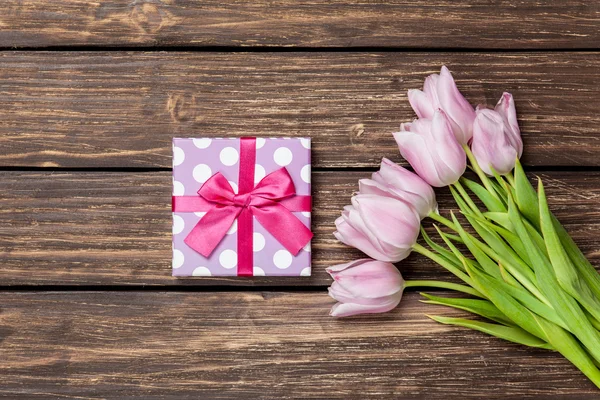 Confezione regalo e bouquet di tulipani — Foto Stock